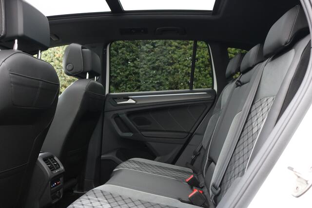 Volkswagen TIGUAN 1.5 TSI R-Line Black Style (36.826Km! Panodak Carplay ACC HeadUp Standkachel IQ.Light Camera Trekhaak 20Inch PrivacyGlass)