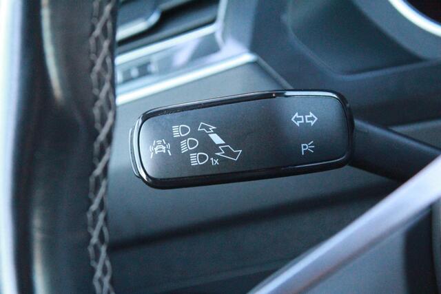 Volkswagen TIGUAN 2.0 TSI 4Motion R-line | ACC | Stoelverwarming |