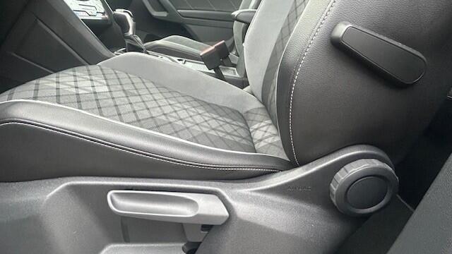 Volkswagen TIGUAN 1.5 TSI R-Line AUTOMAAT 26.000KM!! 1E EIGENAAR!! NAVIGATIE, APPLE CARPLAY, DAB RADIO, STUURVERWARMING, STOELVERWARMING, AMBIËNTEVERLICHTING, DIGITAAL DASHBOARD, DODEHOEK ASSIST, RIJBAAN ASSIST, ADAPTIVE CRUISE CONTROL, ACHTERUITRIJCAMERA, PARKEERHULP V/A,