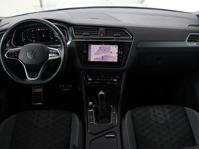 Volkswagen TIGUAN 1.4 TSI eHybrid R-Line | Panoramadak | Trekhaak | Head-Up | Stoelverwarming | Adaptive cruise | Camera | Carplay | Matrix LED | Navigatie | 19'' | Virtual Cockpit | PHEV | Plug In