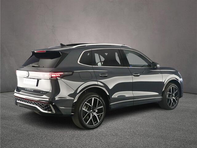 Volkswagen TIGUAN R-Line Edition 1.5 TSI eHybrid 272pk DSG Automaat Trekhaak, Panoramadak, Adaptive cruise control, Navigatie, Achteruitrijcamera, Elektrische achterklep