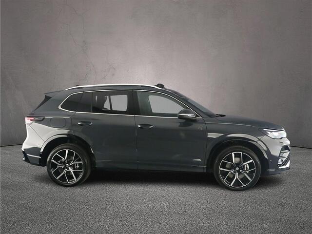 Volkswagen TIGUAN R-Line Edition 1.5 TSI eHybrid 272pk DSG Automaat Trekhaak, Panoramadak, Adaptive cruise control, Navigatie, Achteruitrijcamera, Elektrische achterklep