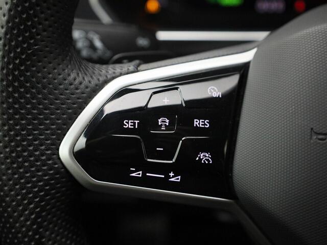 Volkswagen TIGUAN 1.4 TSIeHybrid 180kW/245PK R-Line DSG · Panoramadak · Leder · Trekhaak · Camera · Stoelverwarming ·