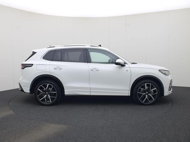 Volkswagen TIGUAN 1.5 eHybrid 200kW/272PK R-Line Business DSG · Panoramadak · 360°Camera + Parkeersensoren · Stoel- & stuurverwarming · Garantie tot oktober 2028 of 100000km.