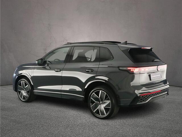 Volkswagen TIGUAN R-Line Edition 1.5 TSI eHybrid 272pk DSG Automaat Trekhaak, Panoramadak, Navigatie, Adaptive cruise control, Elektrische achterklep, Black Style, Achteruitrijcamera