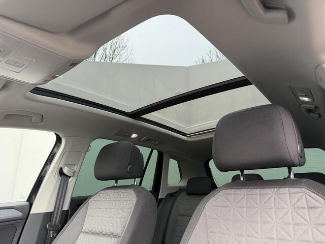 Volkswagen TIGUAN 1.4 TSI eHybrid Life Automaat / Wegklapbare Trekhaak 1.800 Kg / Dealer Onderhouden / Panoramadak / Camera / Navigatie / ACC / Travel Assist / Dodehoek Detectie / Stoel & Stuurwielverwarming /