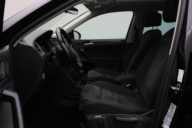 Volkswagen TIGUAN 1.4 TSI ACT Connected Series 2017 | Trekhaak | Massage Stoel | Airco | Panoramadak | Cruise Control Adaptief | Stoelverwarming | DAB Radio | Carplay | Achtreruitrij Camera | Navigatie | Boekjes | 2 Sleutels