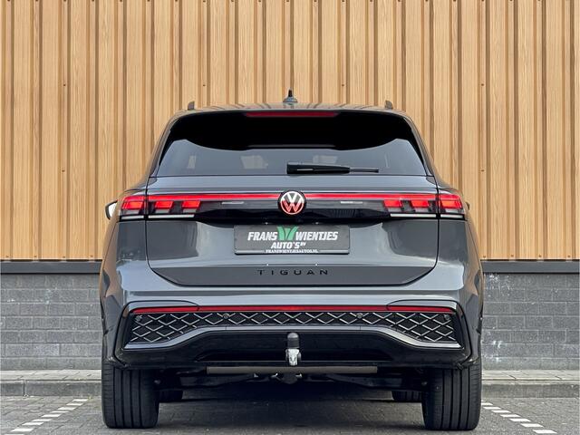 Volkswagen TIGUAN 1.5 eHybrid R-Line Edition | Black Style | Panoramadak | Elektrische Trekhaak | 20" Lichtmetaal | Head-Up Display | Massage Stoelen | Dodehoeksensor | Lane Assist | Sportstoelen |