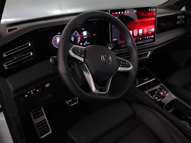 Volkswagen TIGUAN 1.5 eHybrid R-Line Edition 272 pk Automaat (DSG) | Navigatie | Panoramadak | Parkeersensoren (Park assist) | Rondomzichtcamera | Lederen bekleding | Stoelverwarming v/a | Black Style pakket | R-Line |