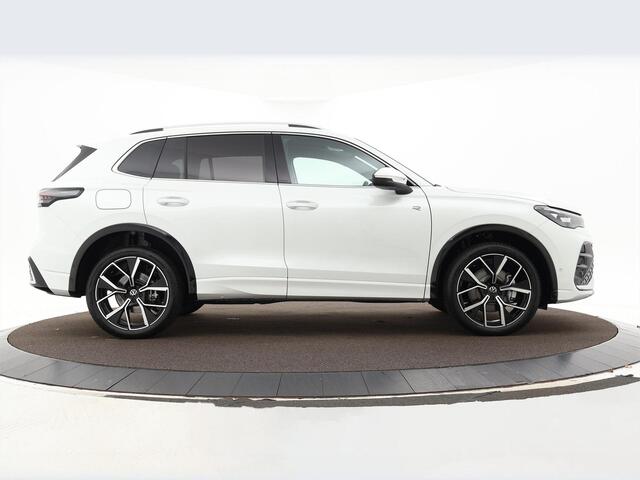 Volkswagen TIGUAN 1.5 eHybrid 272pk DSG R-Line Edition · Panoramadak · Camera · Stuur- & Stoelverwarming · Inklap. Trekhaak · Massagefunctie Bestuurdersstoel · Garantie t/m 10-04-2030 of 100.000km