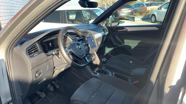 Volkswagen TIGUAN 1.4 TSI Comfortline Business R R-LINE / PANORAMADAK / FULL LED / CARPLAY / NAVI / CLIMA / PDC / BLUETOOTH / CRUISE / ACC / NL-AUTO