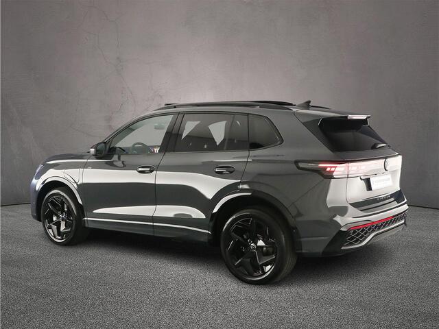 Volkswagen TIGUAN R-Line Edition 1.5 TSI eHybrid 272pk DSG Automaat Trekhaak, Panoramadak, Black Style, Adaptive cruise control, Elektrische achterklep, Achteruitrijcamera