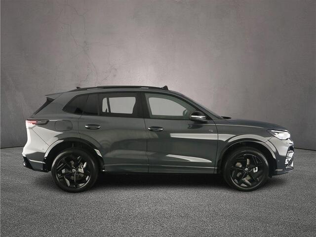 Volkswagen TIGUAN R-Line Edition 1.5 TSI eHybrid 272pk DSG Automaat Trekhaak, Panoramadak, Black Style, Adaptive cruise control, Elektrische achterklep, Achteruitrijcamera