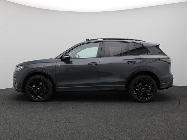 Volkswagen TIGUAN 1.5 eHybrid R-Line Edition 272PK DSG Pano-Schuifdak, Black Style, Trekhaak, 20" LM Velgen, Head-Up Display, Harman Kardon, Matrix LED-Verlichting, 360gr. Camera, Navi, Elektr. Achterklep