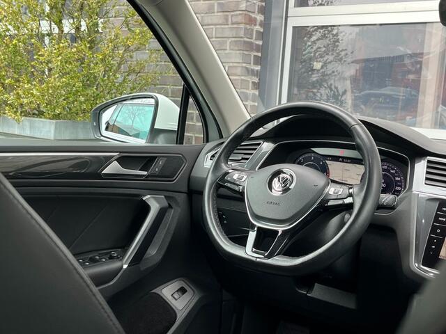 Volkswagen TIGUAN 2.0 TDI 4M. 240PK R-LINE DSG - LEDER - PANO - TREKH.