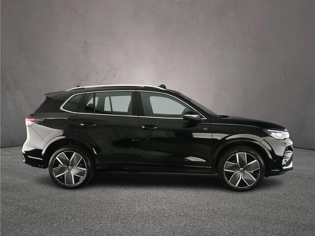 Volkswagen TIGUAN 1.5 eHybrid R-Line Edition 272pk DSG Automaat, Panoramadak, Trekhaak, Adaptive cruise control, Stoelverwarming, Stuurwiel verwarmd, Elektrische achterklep, Parkeersensoren