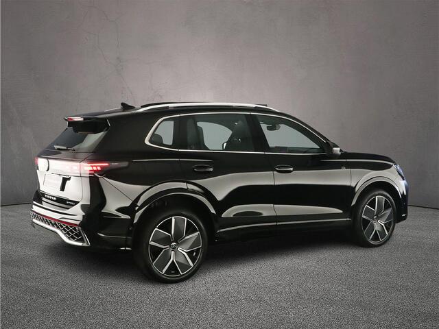 Volkswagen TIGUAN 1.5 eHybrid R-Line Edition 272pk DSG Automaat, Panoramadak, Trekhaak, Adaptive cruise control, Achteruitrijcamera, Stoelverwarming, Stuurwiel verwarmd, Elektrische achterklep