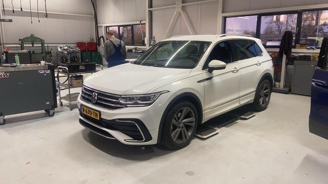 Volkswagen TIGUAN 1.5 TSI R-Line Business+ NL auto 1e eigenaar nieuw door ons geleverd en onderhouden LED Matrix easy open keyless R Line in en exterieur