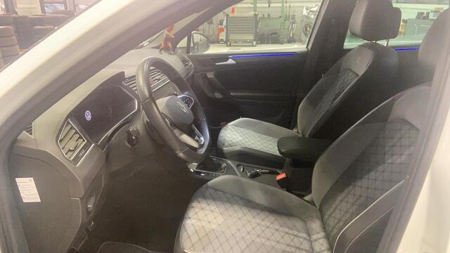 Volkswagen TIGUAN 1.5 TSI R-Line Business+ NL auto 1e eigenaar nieuw door ons geleverd en onderhouden LED Matrix easy open keyless R Line in en exterieur