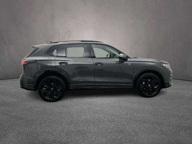 Volkswagen TIGUAN R-Line Edition 1.5 TSI eHybrid 272pk DSG Automaat Trekhaak, Panoramadak, Navigatie, Black style, Achteruitrijcamera, Elektrische achterklep