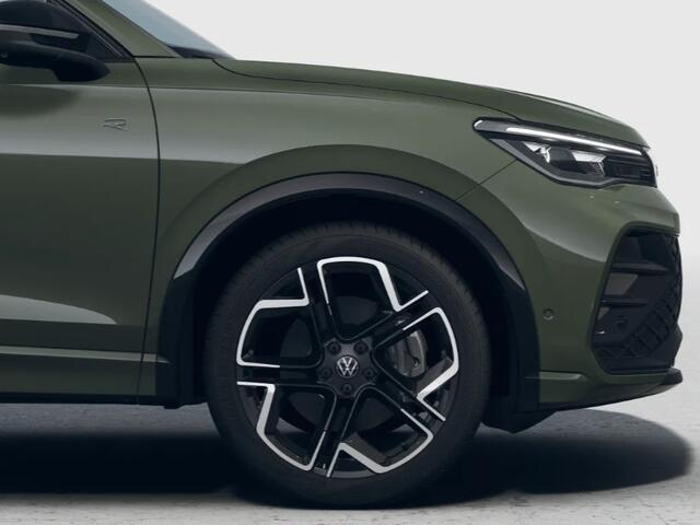 Volkswagen TIGUAN R-Line Edition 1.5 eHybrid 204 PK 6 versn. DSG · Achteruitrijcamera · Rondomzichtcamera · Draadloze telefoonlader · Black Style Pakket · Trekhaak inklapbaar, met elektrische ontgrendeling, incl. aanhangermanoeuvreerhulp Trailer Assist ·