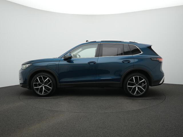 Volkswagen TIGUAN 1.5 eHybrid 204 pk DSG Elegance | Panoramadak | Trekhaak | Adaptief onderstel | 360 Camera | IQ Light | Stuur-/stoelverwarming