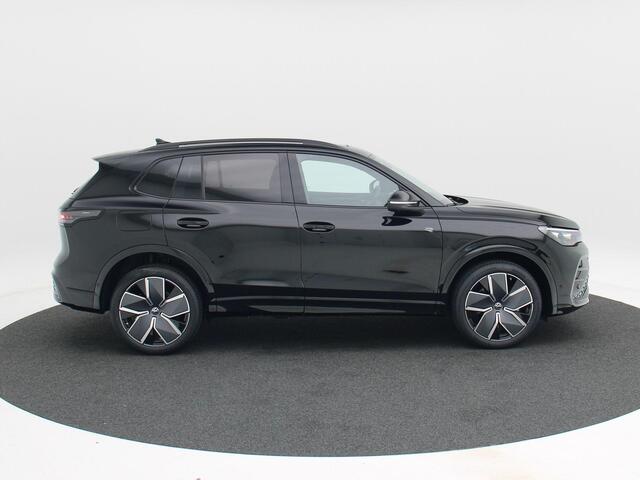 Volkswagen TIGUAN R-Line Edition 1.5 eHybrid 272 PK | Trekhaak | Pano | Adaptief Onderstel | 360 Camera | HUD | ACC |