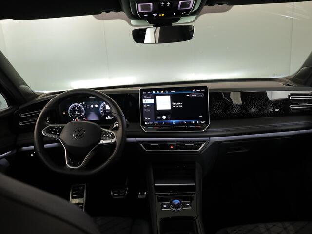 Volkswagen TIGUAN 1.5 eHybrid R-Line Edition 272 pk Automaat (DSG) | Verlengde garantie | Navigatie | Panoramadak | Parkeersensoren (Park assist) | Rondomzicht camera | Stoelverwarming v/a | R-Line |