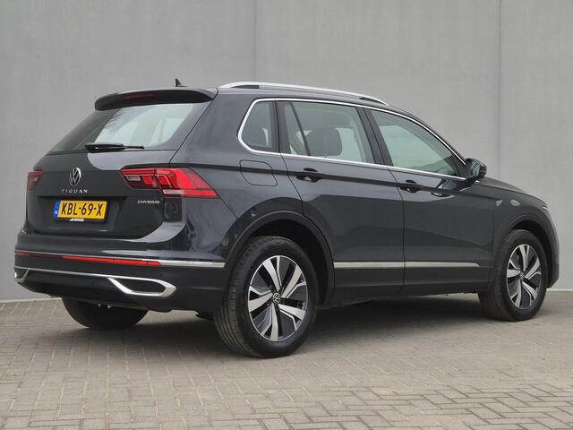 Volkswagen TIGUAN 1.4 TSI eHybrid Elegance Automaat / Wegklapbare Trekhaak / Winter-pakket / Trekgewicht 1.800 kg / Stuur- en Stoelverwarming / Voorstoelen met massage functie / Adaptief cruise control / Apple Carplay Android / Achteruitrijcamera /