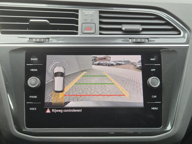 Volkswagen TIGUAN 1.4 TSI eHybrid Elegance Automaat / Wegklapbare Trekhaak / Winter-pakket / Trekgewicht 1.800 kg / Stuur- en Stoelverwarming / Voorstoelen met massage functie / Adaptief cruise control / Apple Carplay Android / Achteruitrijcamera /