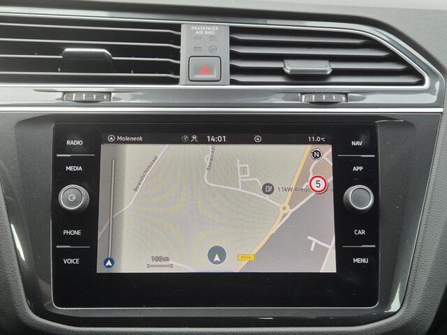 Volkswagen TIGUAN 1.4 TSI eHybrid Elegance Automaat / Wegklapbare Trekhaak / Winter-pakket / Trekgewicht 1.800 kg / Stuur- en Stoelverwarming / Voorstoelen met massage functie / Adaptief cruise control / Apple Carplay Android / Achteruitrijcamera /