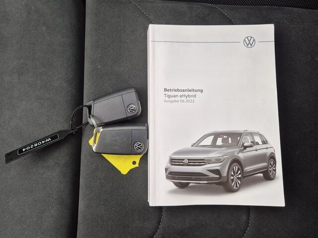 Volkswagen TIGUAN 1.4 TSI eHybrid Elegance Automaat / Wegklapbare Trekhaak / Winter-pakket / Trekgewicht 1.800 kg / Stuur- en Stoelverwarming / Voorstoelen met massage functie / Adaptief cruise control / Apple Carplay Android / Achteruitrijcamera /