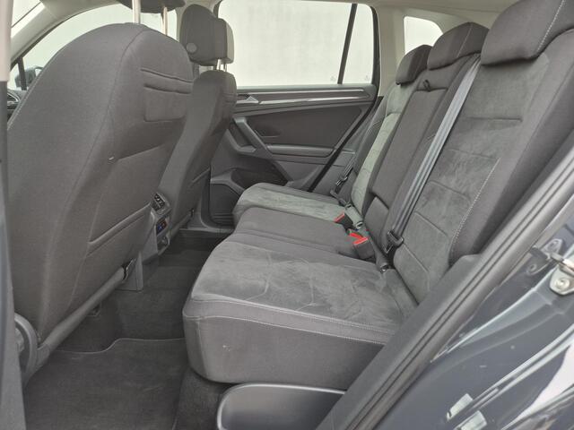 Volkswagen TIGUAN 1.4 TSI eHybrid Elegance Automaat / Wegklapbare Trekhaak / Winter-pakket / Trekgewicht 1.800 kg / Stuur- en Stoelverwarming / Voorstoelen met massage functie / Adaptief cruise control / Apple Carplay Android / Achteruitrijcamera /