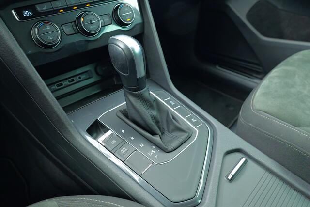 Volkswagen TIGUAN 1.5 TSI ACT Highline | Digital dashboard | Stoelverwarming | Achteruitrijcamera