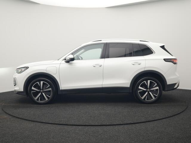 Volkswagen TIGUAN 1.5 eHybrid Elegance PHEV 272pk Dealer O.H. | Trekhaak Af Fabriek | Adaptive Cruise | 360 Camera | Alcantara Sportstoelen Massage & Verwarmd | IQ Light | Stuur Verwarmd | Sfeerverlichting | Keyless | Blis | Virtual | Plug In Hybrid |