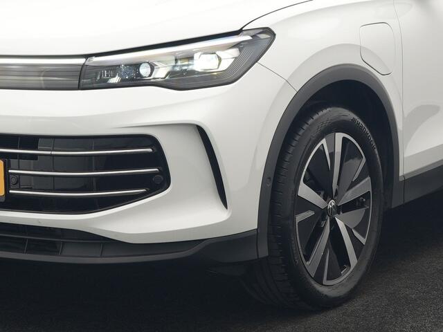 Volkswagen TIGUAN 1.5 eHybrid Elegance PHEV 272pk Dealer O.H. | Trekhaak Af Fabriek | Adaptive Cruise | 360 Camera | Alcantara Sportstoelen Massage & Verwarmd | IQ Light | Stuur Verwarmd | Sfeerverlichting | Keyless | Blis | Virtual | Plug In Hybrid |