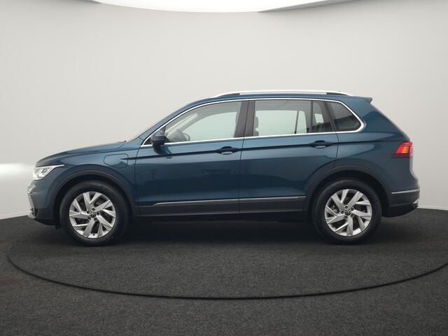 Volkswagen TIGUAN 1.4 TSI eHybrid Elegance PHEV 245pk Dealer O.H. | Trekhaak Af Fabriek | Adaptive Cruise | IQ Light | Camera | Lederen Comfortzetels Memory & Verwarmd | Sfeerverlichting | Apple Carplay | Stuur Verwarmd | Navigatie | DAB | Plug In Hybrid |