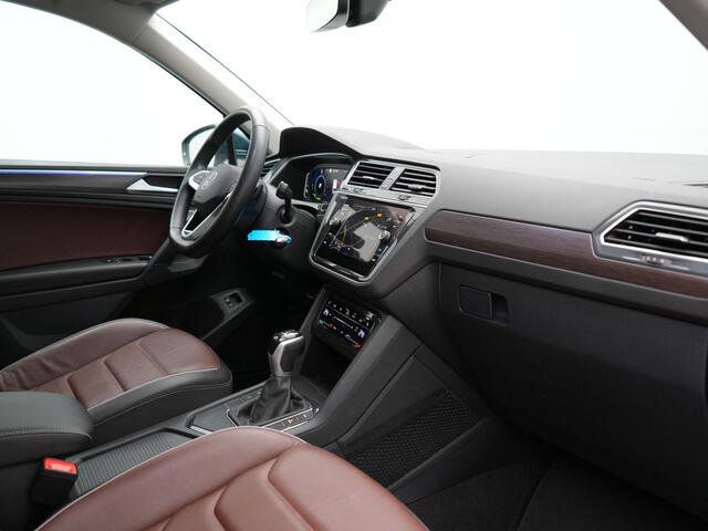 Volkswagen TIGUAN 1.4 TSI eHybrid Elegance PHEV 245pk Dealer O.H. | Trekhaak Af Fabriek | Adaptive Cruise | IQ Light | Camera | Lederen Comfortzetels Memory & Verwarmd | Sfeerverlichting | Apple Carplay | Stuur Verwarmd | Navigatie | DAB | Plug In Hybrid |