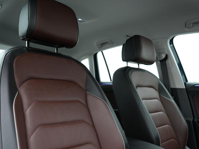 Volkswagen TIGUAN 1.4 TSI eHybrid Elegance PHEV 245pk Dealer O.H. | Trekhaak Af Fabriek | Adaptive Cruise | IQ Light | Camera | Lederen Comfortzetels Memory & Verwarmd | Sfeerverlichting | Apple Carplay | Stuur Verwarmd | Navigatie | DAB | Plug In Hybrid |