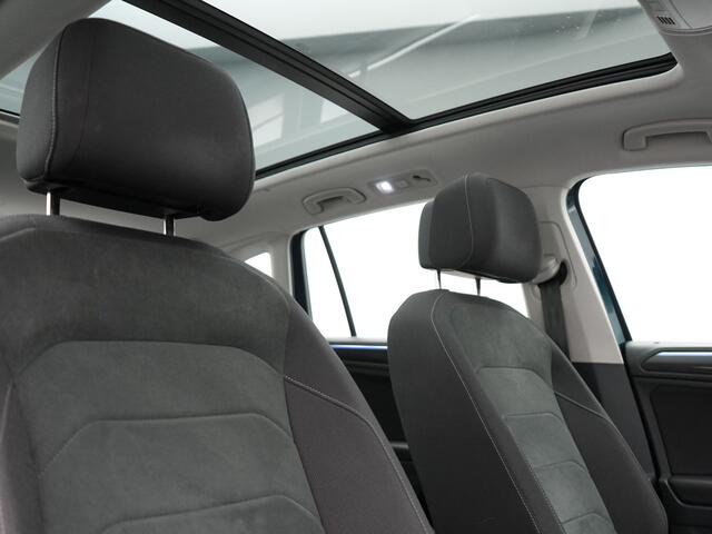 Volkswagen TIGUAN 1.4 TSI eHybrid Elegance PHEV 245pk | Panodak | Camera | IQ Light | Adaptive Cruise | Alcantara Sportstoelen Verwarmd | Apple Carplay | Sfeerverlichting | Stuur Verwarmd | Navigatie | Virtual | DAB | Plug In Hybrid