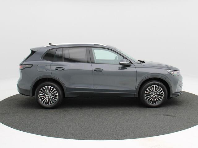 Volkswagen TIGUAN 1.5 eHybrid Life 204 Pk Stoel/Stuur Verwarming | 360° Camera | Adaptive Cruise | Trekhaak | Carplay | 18 Inch | 155 Km !!