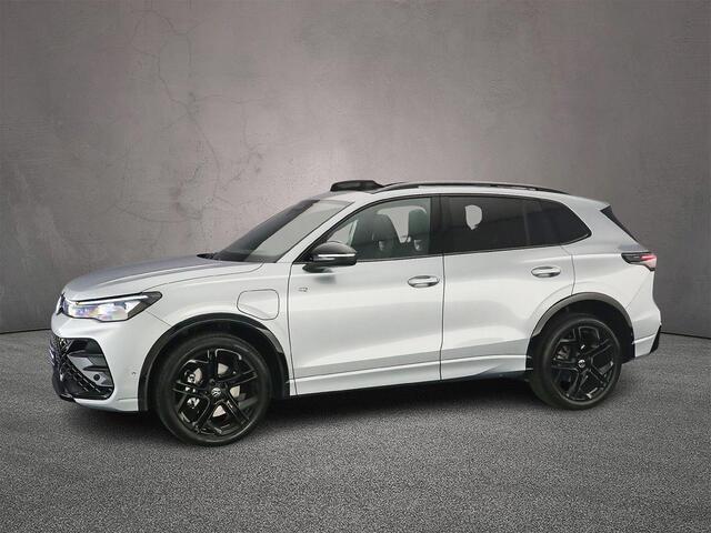 Volkswagen TIGUAN R-Line Edition 1.5 TSI eHybrid 204pk DSG Automaat Trekhaak, Navigatie, Panoramadak, Adaptive cruise control, Elektrische achterklep, Black style