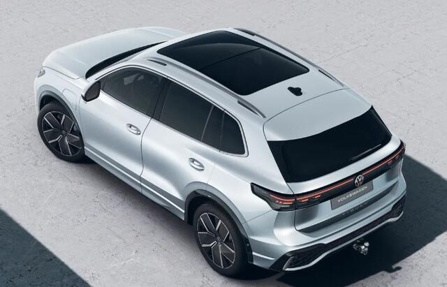 Volkswagen TIGUAN 1.5 eHybrid 204PK DSG R-Line Edition / Fabrieksgarantie tot / Trekhaak / Panoramadak / 20'' LMV / VW