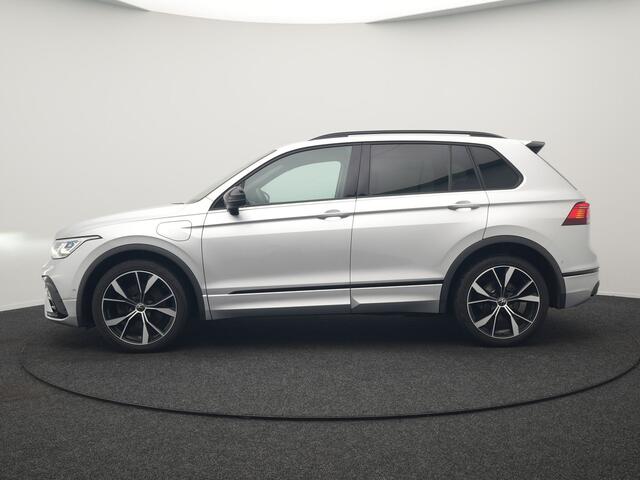 Volkswagen TIGUAN 1.4 TSI eHybrid R-Line PHEV 245pk Dealer O.H | Trekhaak Af Fabriek | Adaptive Cruise | IQ Light | Adaptive Onderstel | Camera | Alcantara Sportstoelen & Stuur Verwarmd | Blis | Keyless | Sfeerverlichting | Virtual | Navigatie | DAB | 20"L.M | Plug In Hybr