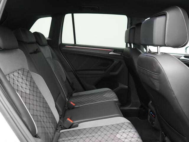 Volkswagen TIGUAN 1.4 TSI eHybrid R-Line PHEV 245pk Dealer O.H | Trekhaak Af Fabriek | Adaptive Cruise | IQ Light | Adaptive Onderstel | Camera | Alcantara Sportstoelen & Stuur Verwarmd | Blis | Keyless | Sfeerverlichting | Virtual | Navigatie | DAB | 20"L.M | Plug In Hybr