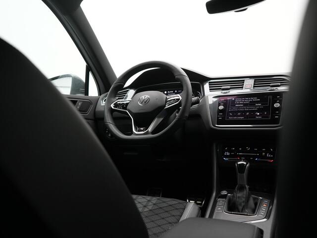 Volkswagen TIGUAN 1.4 TSI eHybrid R-Line PHEV 245pk Dealer O.H | Trekhaak Af Fabriek | Adaptive Cruise | IQ Light | Adaptive Onderstel | Camera | Alcantara Sportstoelen & Stuur Verwarmd | Blis | Keyless | Sfeerverlichting | Virtual | Navigatie | DAB | 20"L.M | Plug In Hybr