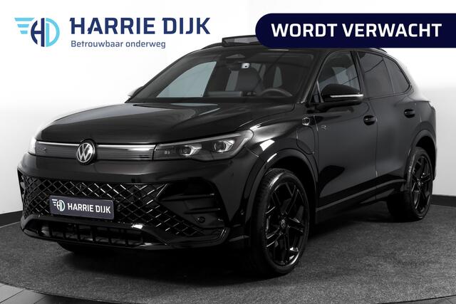 Volkswagen TIGUAN 1.5 eHybrid R-Line Edition 272 PK | Black Style | 15 inch Navi | Elek. Trekhaak | IQ Light | S/K-Panodak | Dig. Cockpit | Adapt. Cruise | Stoel-+Stuurverw. | 360 Camera | NAV + App. Connect | ECC | Elek. Klep | LM 20" |