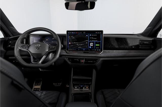 Volkswagen TIGUAN 1.5 eHybrid R-Line Edition 272 PK | Black Style | 15 inch Navi | Elek. Trekhaak | IQ Light | S/K-Panodak | Dig. Cockpit | Adapt. Cruise | Stoel-+Stuurverw. | 360 Camera | NAV + App. Connect | ECC | Elek. Klep | LM 20" |