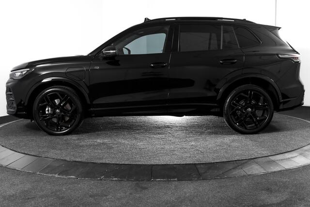 Volkswagen TIGUAN 1.5 eHybrid R-Line Edition 272 PK | Black Style | 15 inch Navi | Elek. Trekhaak | IQ Light | S/K-Panodak | Dig. Cockpit | Adapt. Cruise | Stoel-+Stuurverw. | 360 Camera | NAV + App. Connect | ECC | Elek. Klep | LM 20" |