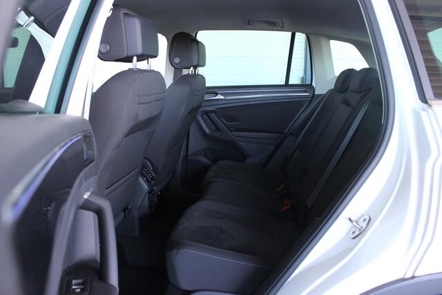 Volkswagen TIGUAN 1.4 TSI eHybrid Business+ Trekhaak | Head-Up | IQ Light | Stoelverw. | Keyless | Camera | Carplay | Navi | Bluetooth | 18" LMV | PDC V+A